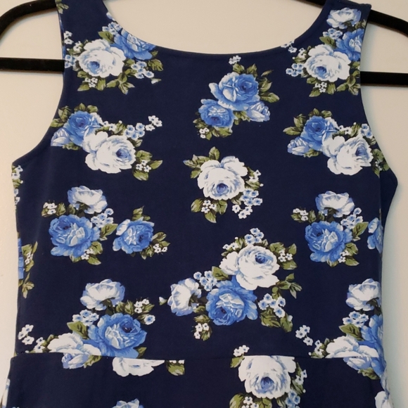 Forever 21 - Deep V Bow Back Skater Dress - Picture 3 of 4